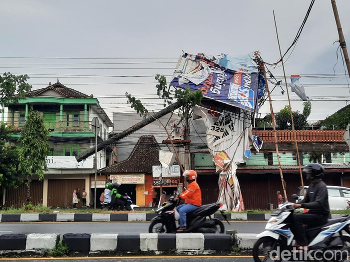 Baliho berukuran jumbo roboh dan menimpa jaringan listrik di Sleman, Kamis (3/2/2022).