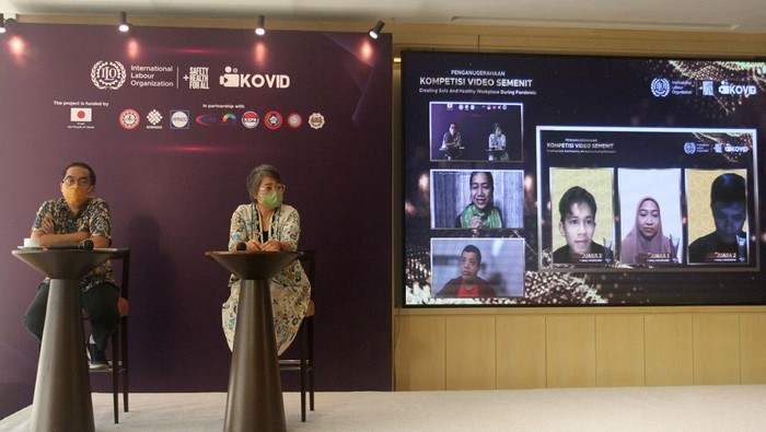 Bangun Kesadaran Masyarakat Akan Keselamatan Kesehatan Kerja Manager Proyek ILO Abdul Hakim (kanan) berbincang dengan Rektor IKJ Indah Tjahjawulan (kiri) saat mengumumkan pemenang karya Kompetisi Video Semenit di Jakarta, Kamis (3/2). Kompetisi Video Semenit merupakan upaya ILO untuk membangun kesadaran masyarakat dalam menerapkan keselamatan dan kesehatan kerja (K3) di area kerja selama masa pandemi saat ini.