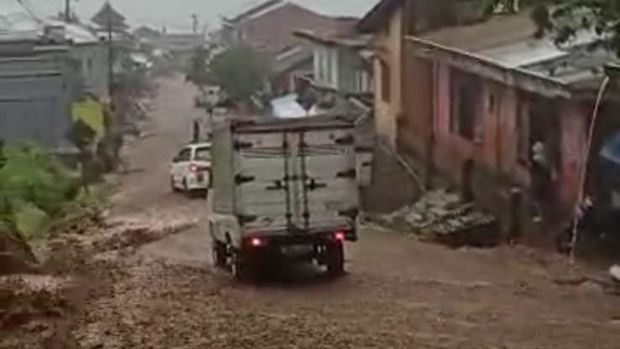 Banjir di jalur wisata Dieng, Kecamatan Batur, Banjarnegara, Kamis (3/2/2022).