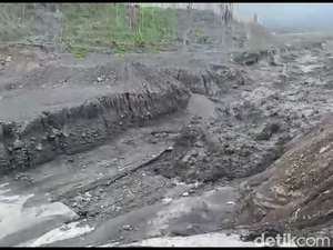Semeru Muntahkan Banjir Lahar Dingin di Tengah Status Siaga