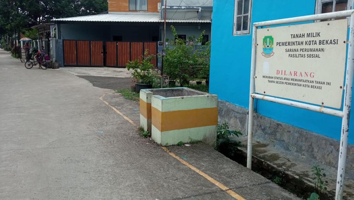Bayi baru dilahirkan dibuang id bak sampah di Pondok Melati, Kota Bekasi. Ketua RW 13 Hary Novriansyah mengatakan bayi ditemukan dalam kondisi lemas dan dikerumuni semut.