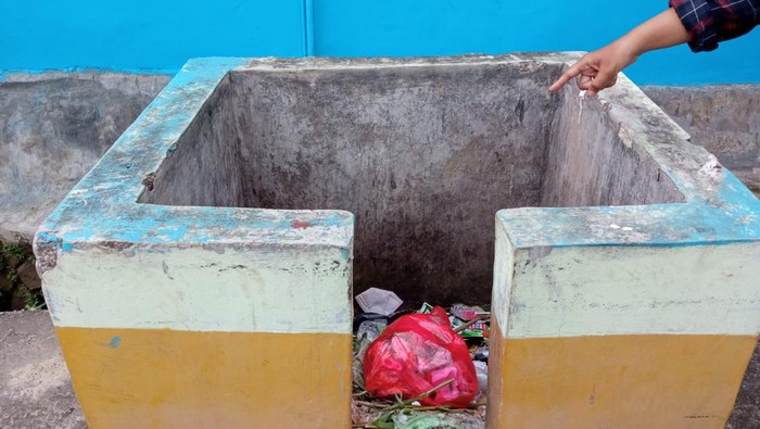 Bayi baru dilahirkan dibuang id bak sampah di Pondok Melati, Kota Bekasi. Ketua RW 13 Hary Novriansyah mengatakan bayi ditemukan dalam kondisi lemas dan dikerumuni semut.