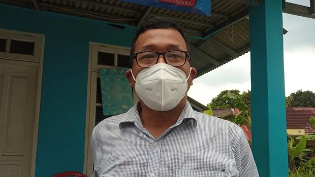 Bayi baru dilahirkan dibuang id bak sampah di Pondok Melati, Kota Bekasi. Ketua RW 13 Hary Novriansyah mengatakan bayi ditemukan dalam kondisi lemas dan dikerumuni semut.