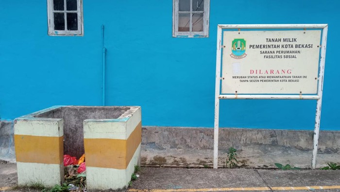 Bayi baru dilahirkan dibuang id bak sampah di Pondok Melati, Kota Bekasi. Ketua RW 13 Hary Novriansyah mengatakan bayi ditemukan dalam kondisi lemas dan dikerumuni semut.