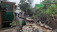 Tembok pagar ini roboh dan menimpa Karlinah (62), warga Jalan Teluk Cenderawasih I, Kelurahan Arjosari, Kecamatan Blimbing, Kota Malang. Korban meninggal saat berada di RS Persada.