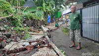 Pantauan detikcom, pagar tembok belakang kecamatan seluruhnya roboh. Belum ada upaya untuk membersihkan puing-puing tembok yang menutup hampir seluruh akses jalan.