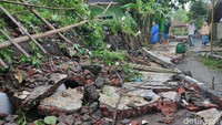 Lokasi tembok pagar belakang Kecamatan Blimbing yang roboh berada di Jalan Teluk Etna, Kelurahan Arjosari, Kecamatan Blimbing, Kota Malang, Kamis (3/2/2022). Peristiwa disebut warga terjadi sekitar pukul 14.30 WIB.