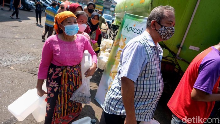Pasar Kramat Jati ramai didatangi warga yang hendak beli minyak goreng. Sambil membawa jerigen hingga botol kosong, warga ramai-ramai antre di Pasar Kramat Jati