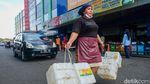 Begini Ramainya Antrean Minyak Goreng Murah di Pasar Kramat Jati