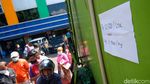 Begini Ramainya Antrean Minyak Goreng Murah di Pasar Kramat Jati