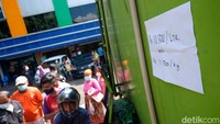 Diketahui, antrean warga yang hendak minyak goreng murah ini sudah terjadi sejak pukul 09.00 WIB.