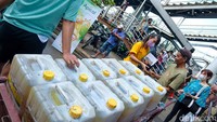 Sebelumnya, minyak goreng jadi komoditas yang banyak dicari warga di berbagai daerah Indonesia beberapa waktu terakhir. Kondisi itu membuat stok minyak goreng habis di sejumlah supermarket. Guna mengantisipasi kelangkaan, pemerintah pun menyediakan minyak goreng dengan harga yang sesuai dengan HET untuk dibeli warga.