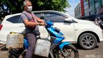 Begini Ramainya Antrean Minyak Goreng Murah di Pasar Kramat Jati