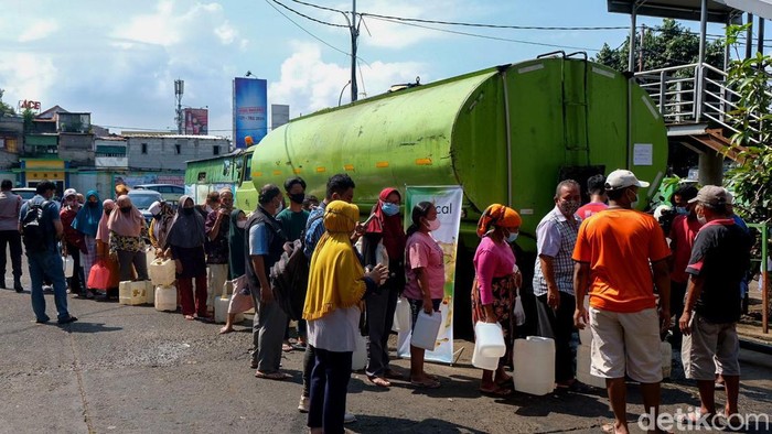 Pasar Kramat Jati ramai didatangi warga yang hendak beli minyak goreng. Sambil membawa jerigen hingga botol kosong, warga ramai-ramai antre di Pasar Kramat Jati