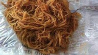 Kertas bungkus ini bikin panik, bertuliskan 72 sakit makan bihun dan kebetulan isi makanannya adalah bihun goreng. Foto: Twitter/Facebook