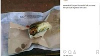 Terakhir ada bungkusan makanan yang menggunakan kertas bungkus pada umumnya, tapi dilapisi dengan kertas fotocopy Kartu Keluarga. Foto: Twitter/Facebook