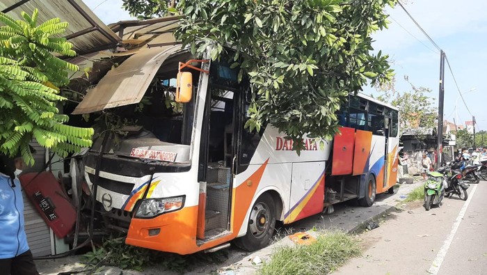 Bus Dali Jaya Tabrak rumah di Gresik.