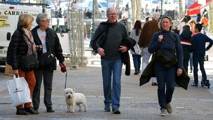 People not wearing face masks walk in Saint-Jean-de-Luz southwestern France, Wednesday, Fev.2, 2022. England, France, Ireland, the Netherlands and several Nordic countries have taken steps to end or loosen their restrictions. Step by step, many countries are easing their COVID-19 restrictions amid hopes the omicron wave may have passed its peak. (AP Photo/Bob Edme)