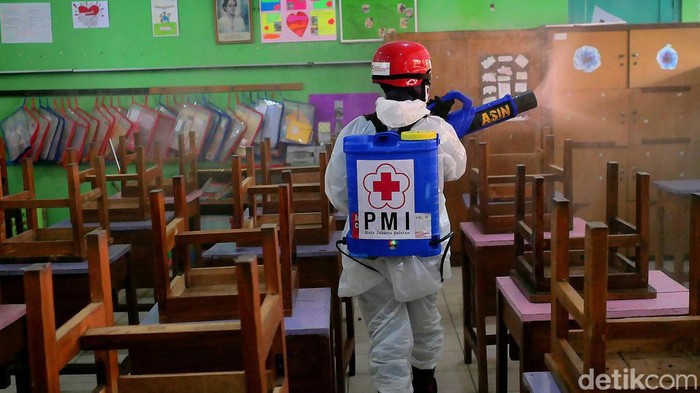 Penyemprotan disinfektan dilakukan di SDN Gunung 05 Mexico, Kebayoran Baru, Jaksel. Penyemprotan dilakukan untuk mencegah penyebaran virus Omicron.