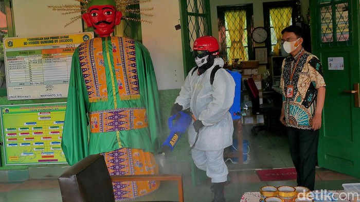 Cegah Penyebaran Omicron, Sekolah Ini Disemprot Disinfektan Penyemprotan disinfektan dilakukan di SDN Gunung 05 Mexico, Kebayoran Baru, Jaksel. Penyemprotan dilakukan untuk mencegah penyebaran virus Omicron.