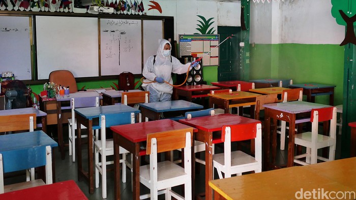 Penyemprotan disinfektan dilakukan di SDN Gunung 05 Mexico, Kebayoran Baru, Jaksel. Penyemprotan dilakukan untuk mencegah penyebaran virus Omicron.