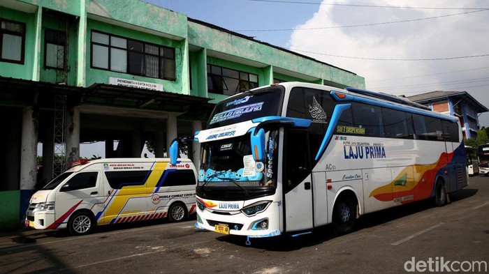 Varian Omicron diduga jadi biang kerok meningkatnya kasus COVID-19 di RI. Guna cegah penyebaran varian Omicron, tes antigen gratis digelar di Terminal Bekasi.
