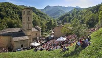 Coumboscuro berlokasi di dekat perbatasan antara wilayah Piedmont di Italia dan Prancis. Wisatawan harus terbang ke Turin, naik kereta api, bus, dan berkendara ke selatan untuk sampai ke desa ini. (Coumboscuro Centre Prouvencal)