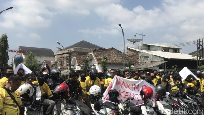 Demo driver ojol di Kota Sukabumi.