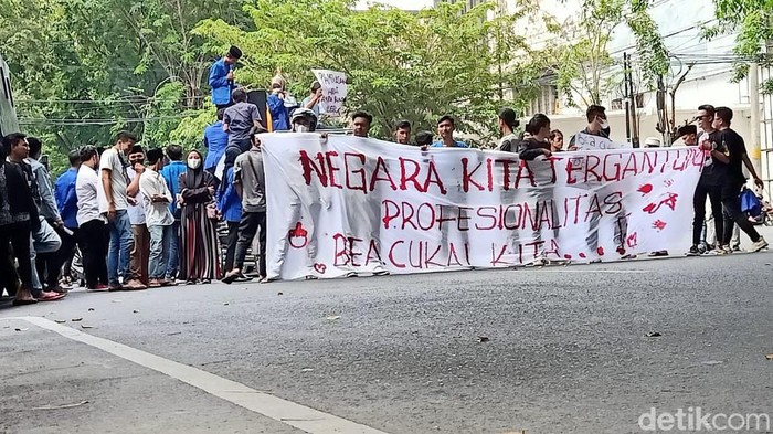 Demo mahasiswa di kantor Bea Cukai Pamekasan