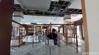 Dari pantauan detikJatim, gedung Zam-zam dalam proses perbaikan. Banyak pekerja dan alat kerja baik di lantai dasar, lantai 1 dan lantai 2.