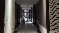 Kondisinya masih kotor karena banyak material untuk perbaikan. Lift juga masih mati, tidak berfungsi.
