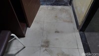 Kondisi bangunan terlihat kotor, lantai tampak berkerak.