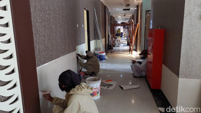 Dikeluhkan Warganet, Tempat Isolasi Pasien COVID-19 di Surabaya Diperbaiki Tempat isolasi pasien COVID-19 di Hotel Asrama Haji (HAH) Surabaya tengah diperbaiki. Perbaikan dilakukan usai warganet mengeluhkan fasilitas isolasi yang kotor dan rusak.