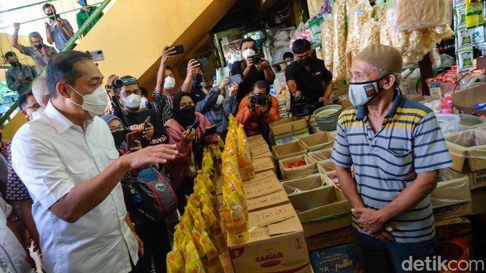 Menteri Perdagangan Muhammad Lutfi datangi Pasar Jaya Kramat Jati, Jakarta. Dari pengecekan itu, masih ada pedagang yang menjual minyak goreng di atas HET.