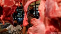 Mendag juga berdialog dengan penjual daging sapi dan daging ayam di Pasar Kramat Jati.