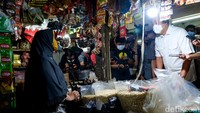 Beberapa harga kebutuhan pokok di Pasar Kramat Jati terpantau stabil. Salah satu pedagang curhat ke Mendag.
