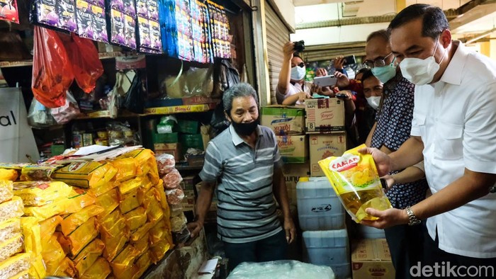 Disidak Mendag, Masih Ada Harga Minyak Goreng Mahal di Kramat Jati Menteri Perdagangan Muhammad Lutfi datangi Pasar Jaya Kramat Jati, Jakarta. Dari pengecekan itu, masih ada pedagang yang menjual minyak goreng di atas HET.