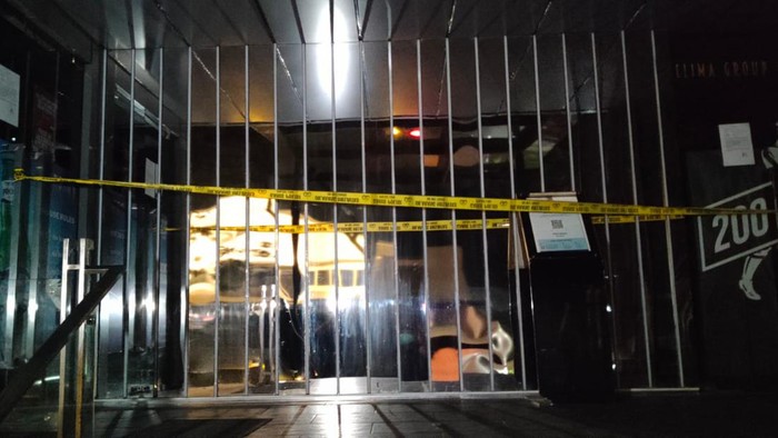 Dronk Bar & Club Kemang disegel polisi karena melanggar jam operasional, Kamis (3/2/2022) pukul 02.00 WIB.