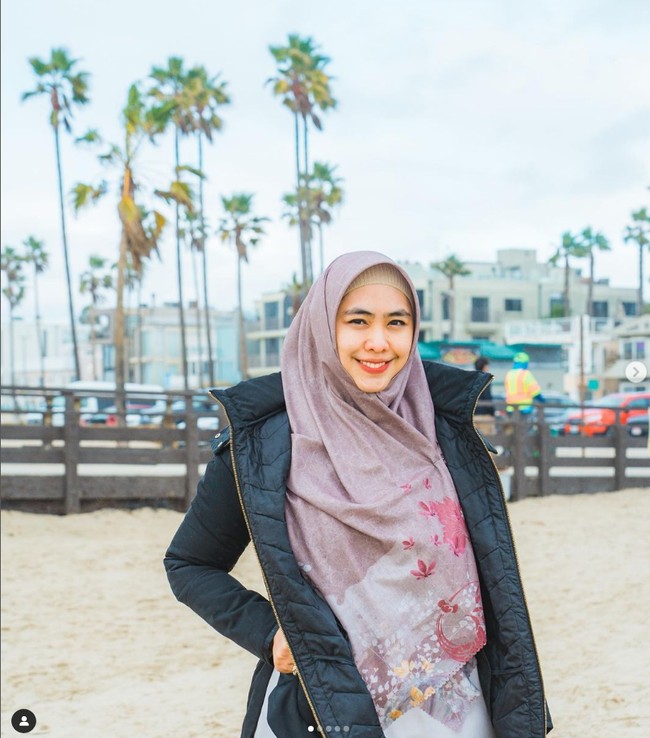 Kakak dari Ria Ricis itu dianggap menormalisasikan kekerasan dalam rumah tangga dalam menyampaikan isi ceramahnya. Hal tersebut tentu membuat warganet geram.  Foto: Dok. Instagram @okisetianadewi.