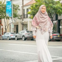Oki yang kuliah hingga meraih gelar doktor itu terkenal dengan penampilan yang selalu mengenakan gamis dan hijab syari. Busana tersebut ia gunakan ketika berdakwah dan kegiatan sehari-hari. Foto: Dok. Instagram @okisetianadewi.