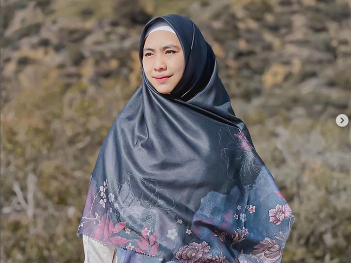 Gaya Hijab Oki Setiana Dewi.
