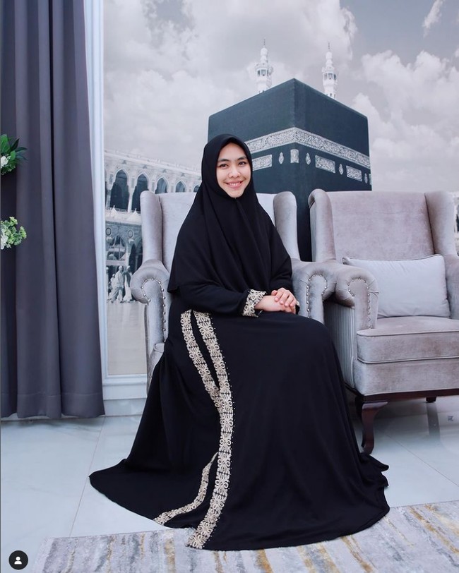 Gaya Oki Setiana Dewi sehari-hari identik dengan warna pastel, namun kali ini ia tampil serba hitam. Ia memakai hijab hitam syari dipadu dengan abaya hitam dengan aksen motif dibagian pinggang hingga bawah abaya.  Foto: Dok. Instagram @okisetianadewi.