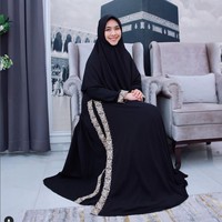 Gaya Oki Setiana Dewi sehari-hari identik dengan warna pastel, namun kali ini ia tampil serba hitam. Ia memakai hijab hitam syari dipadu dengan abaya hitam dengan aksen motif dibagian pinggang hingga bawah abaya.  Foto: Dok. Instagram @okisetianadewi.