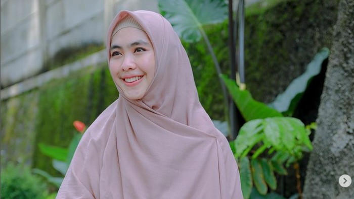 Gaya Hijab Oki Setiana Dewi.