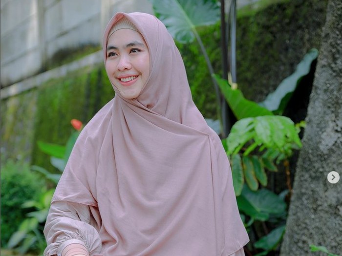 Gaya Hijab Oki Setiana Dewi.