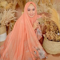 Oki Setiana Dewi sedang menjadi perbincangan di media sosial. Ia menyampaikan ceramah tentang kisah seorang perempuan di Jeddah, Arab Saudi yang ditampar oleh suaminya.  Foto: Dok. Instagram @okisetianadewi.