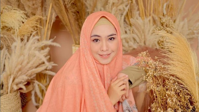 Gaya Hijab Oki Setiana Dewi.