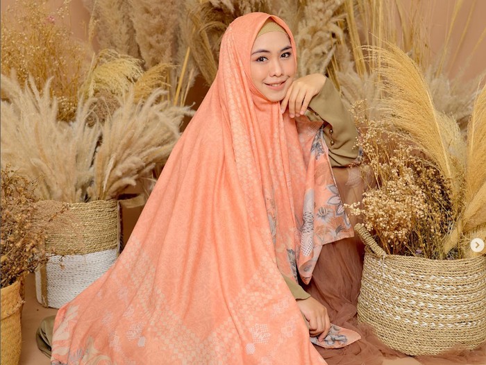 Gaya Hijab Oki Setiana Dewi.