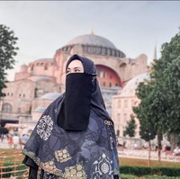 Kakak kandung Ria Ricis ini tampil memakai cadar ketika sedang liburan ke Istanbul, Turki. Selain sibuk mendakwah, ia mempunyai brand hijab yang bernama Merajutkisah. Dalam foto ini, ia mengenakan hijab motif yang dibentuk syari dan cadar hitam. Foto: Dok. Instagram @okisetianadewi.