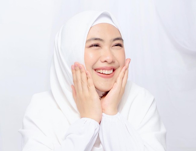 Pihak Oki Setiana Dewi sendiri belum memberikan tanggapan terkait tudingan netizen tersebut. Hanya saja melalui manajernya, pihak Oki meminta media dan netizen menonton ceramah tersebut secara utuh. Foto: Dok. Instagram @okisetianadewi.